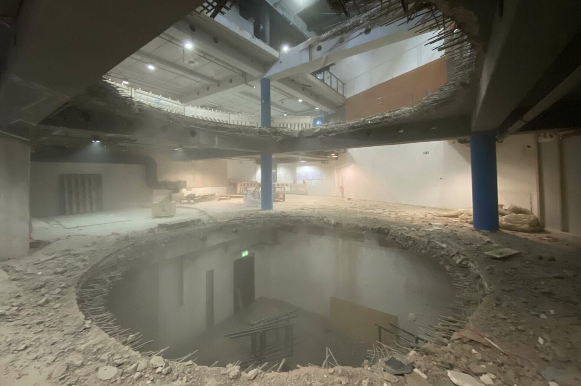 Drei riesige Deckendurchbrüche im Stahlbeton